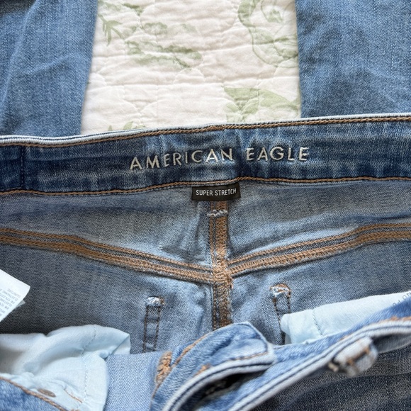 American Eagle Super Hi-Rise Super Stretch Distressed Raw Hem Flare Jeans Size 8 - Picture 2 of 3